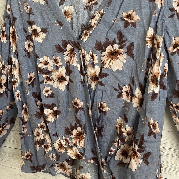 Lush Long Sleeve Cold Shoulder Floral Blouse l SIZE M - Picture 3 of 8